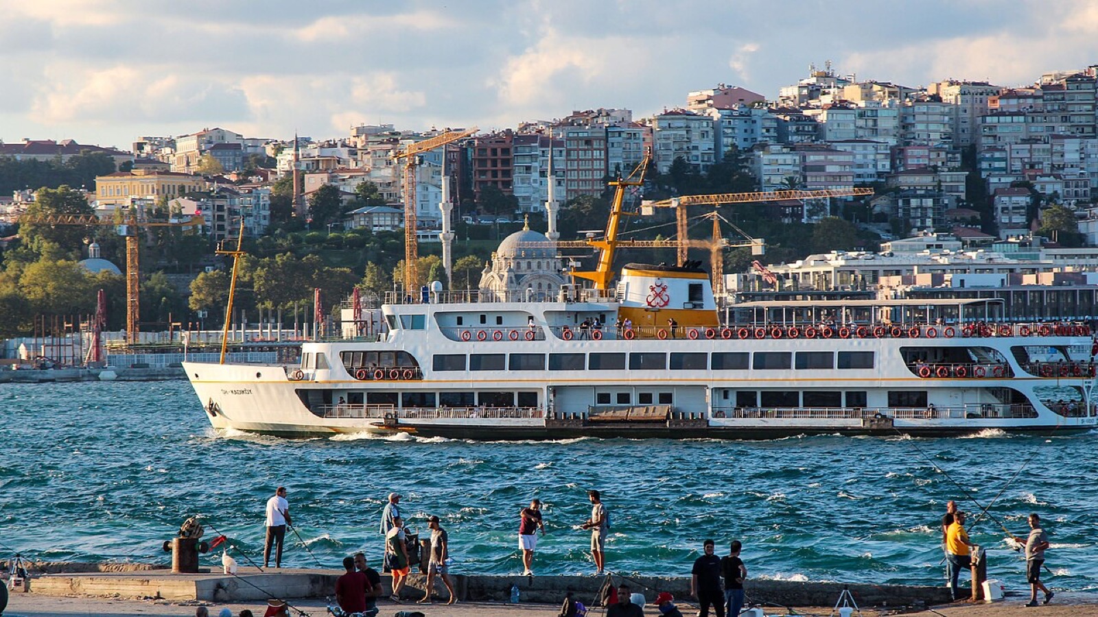İstanbul Boğazı'nda vapur ve şehir silueti