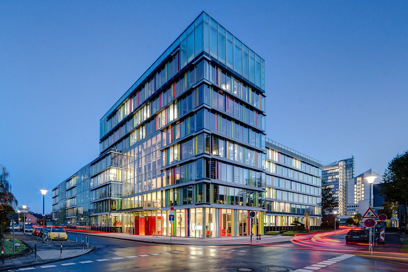 Akşam saatlerinde ışıkları yanan modern ofis binası